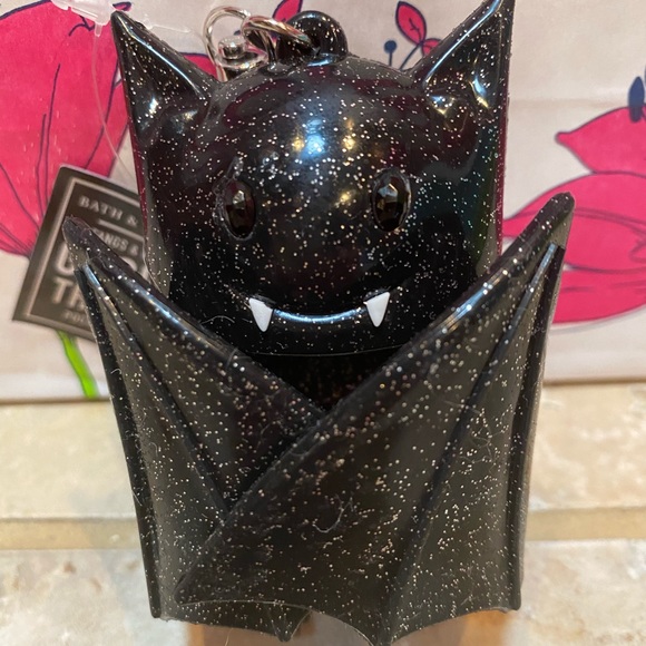 SOLD!! 🎉🦇 VERY RARE!!! Glow In The Dark Halloween Bat 🦇 Pocketb… - Picture 5 of 8